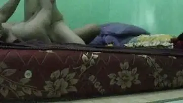 Istri Muda Cantik Pasrah Goyang Posisi Atas
