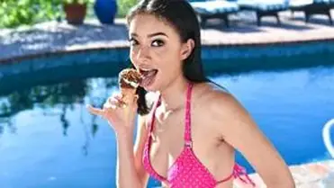 Penampilan Memukau Scarlett Bloom Di Kasur